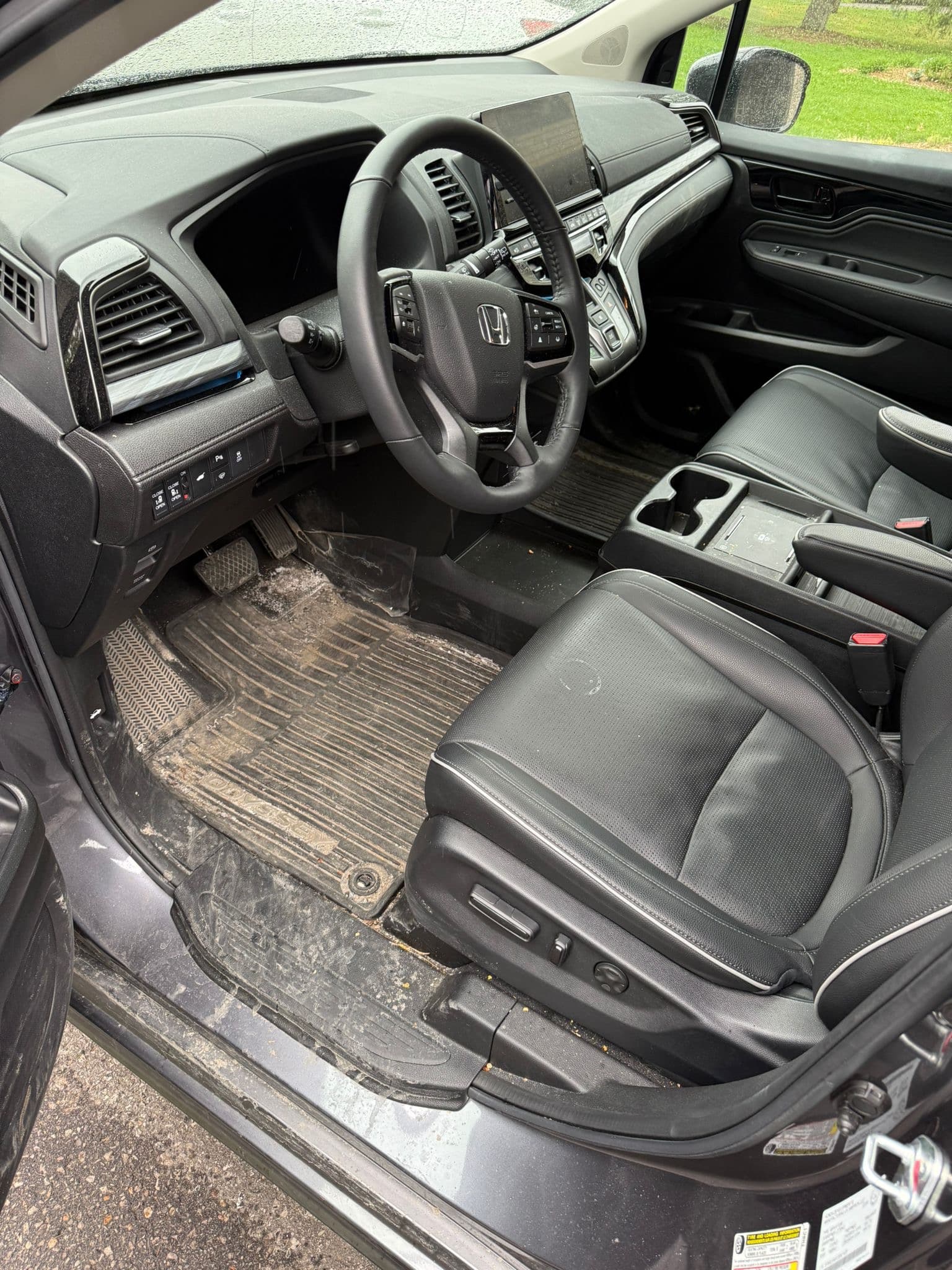 Honda Odyssey dirty front cabin before detailing